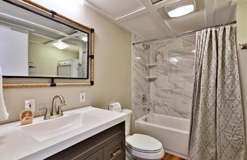 Premium 5 bedroom, pet friendly private home with hot tub 3 miles from the Skyship Bear - Foto 26