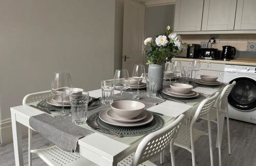 Spacious Flat! Sleeps 7, Pet Friendly and Parking - Photo 50