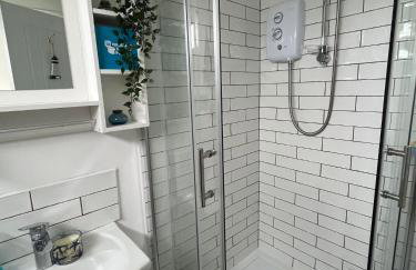 288, Two bed Chalet on Belle Aire Holiday Park - With private veranda, sleeps 5, pet friendly, free Wi-Fi, bed linen and towels included and onsite entertainment available - Foto 15