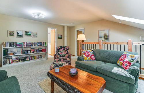 1 Mi to Rangeley Lake Cabin with Wraparound Deck! - Foto 3