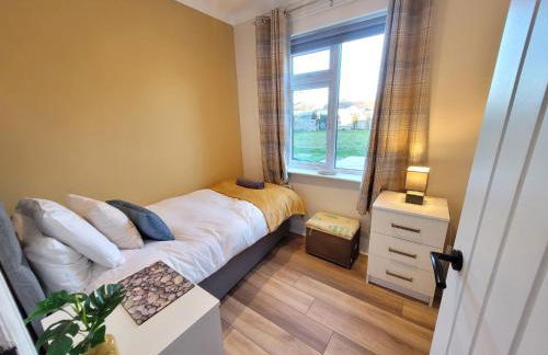 Modern 2 bed pet friendly Bungalow near countryside and a short drive to seafront- with large private garden by Catchpole Stays - Foto 8