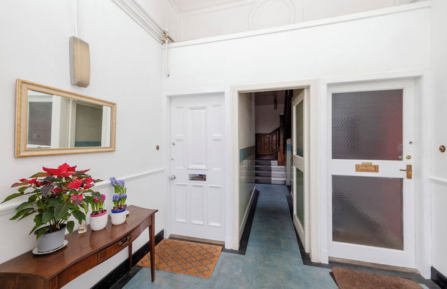 Spacious 2-Bedroom Ground Floor Flat - Foto 3