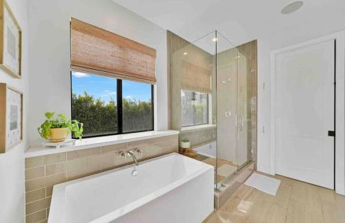 Coastal Paradise . Steps to the beach . Pool . Hot Tub - Foto 23