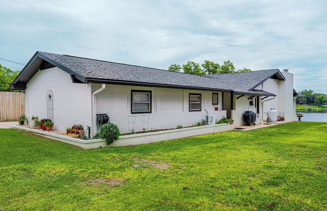 Waterfront 5 BR w/ Hot Tub Sleeps 13! - Foto 49