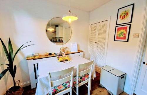 Cheerful 3 bed Grade II Central Cottage - Foto 12