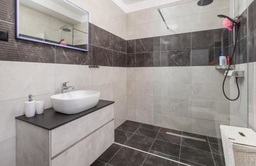 Villa Lemily - Five Bedroom with Swimming Pool - Photo 24