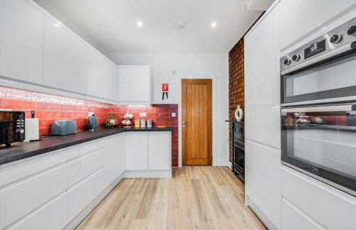 4 Bedroom 4 Bathroom House - Sleeps 7 - Prime Location, Free Parking, Self-Check-In, Workspace, Fast Wifi and Smart TV with Virgin TV and Netflix by Yoko Property - Photo 24