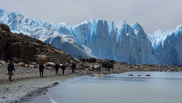 Caminando por la costa del Perito Moreno