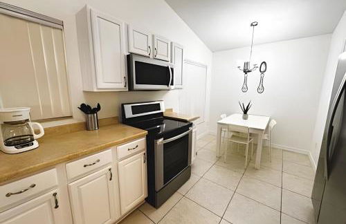 Lakeside Pool Home, Games close to Disney & Malls - Foto 3