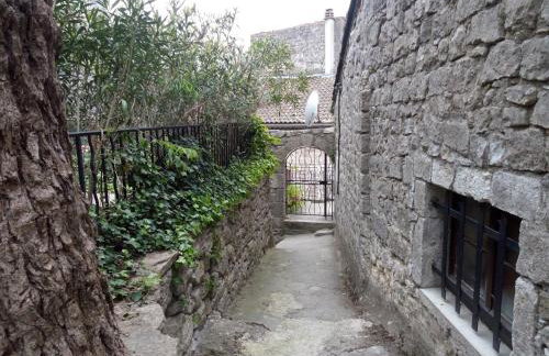 maison pierre et voûte au cœur du village - Photo 33