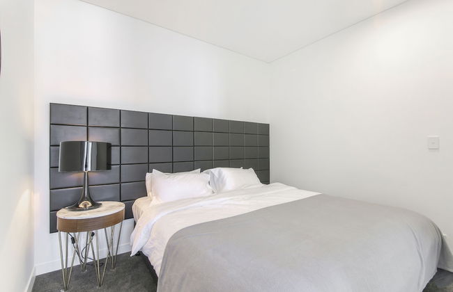 2 Bedroom Modern Apartment in Chatswood - Photo 4