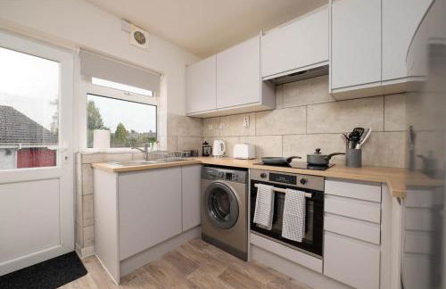 #34 Two bed apt Private Parking Stylish & homely - Photo 15