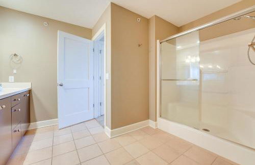 Marina, Pool and Balcony Modern Spring Lake Condo - Foto 15