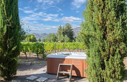 Vineyard Estate w Pool Spa Bocce Ball Mins to Wineries Park Lawndale Manor by AvantStay - Foto 31