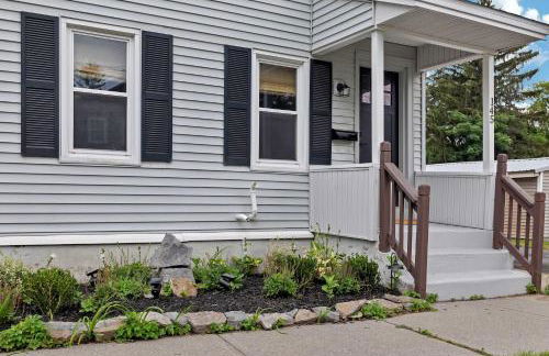 Charming Family Saratoga Home Walk to Track & Downtown - Photo 3