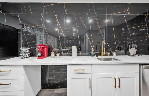 Chic Heights Retreat with Pool and Free Parking - Foto 9