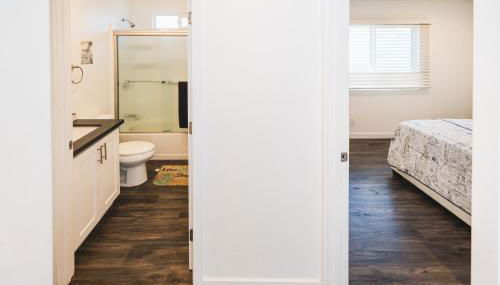 Chic 1-Bedroom with Dinning area in Central Location Close to Downtown with Free Parking - Foto 4