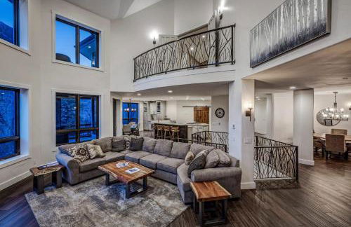 Cozy mountain home w riverfront patio - Foto 29