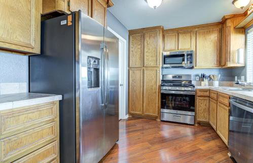 Spacious 3BR Retreat Close to Downtown & Outlets - Foto 25