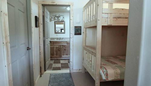 New! Lower Level Ranch Home - 10 mins to Town - Foto 3