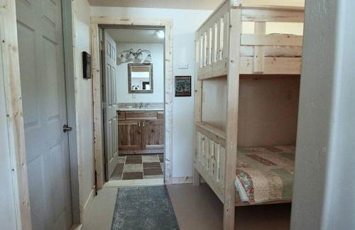 New! Lower Level Ranch Home - 10 mins to Town - Foto 3