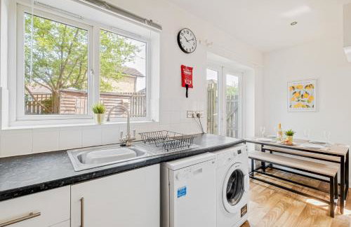 Modern & comfortable 4 bed house - Photo 7