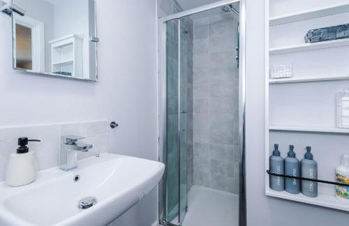 Liverpool-Halewood-Speke - NR Airport & JLR - Sleeps 8 - 5 Beds 1 sofabed 2 Bath Driveway Parking - Docks - Short 2 Long Stays - by Samina, ARZ Stays - Foto 24