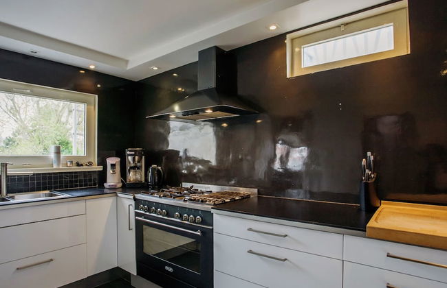 Beautiful Villa Near the Sea - Photo 16