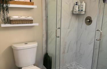 Poconos Chalet -Kayaks- HotTub-Karaoke-Lake - Foto 50