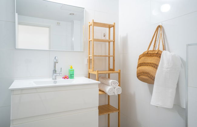 Vibrant Seaside Stay with Balcony by Sea N' Rent - Foto 26