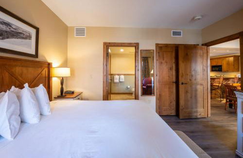 Two Bedroom Condo with a Balcony in Mountaineer Square condo - Foto 15