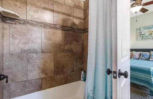 Spacious 3 BR with Pool Minutes Away from Lake - Foto 9