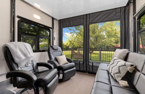 Waterfront Getaway, Dock Your Boat & Play! - Foto 3