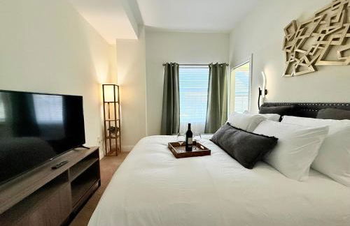 Urban Oasis with City Views and Dedicated Workspace - Foto 22