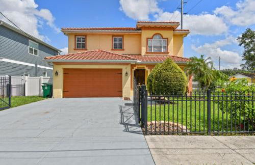 Tampa Private Large House, Game Room & Backyard - Sleeps 12, 4bdr, 3bth, Quiet Community, Near Everything in Tampa & St Pete - Foto 1