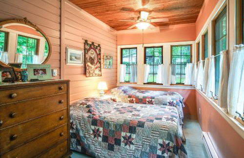 Harbert Cottage with Fire Pit Half Mile to Beach! - Foto 16