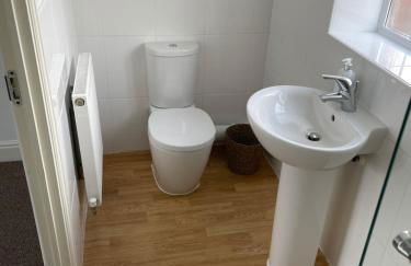 Stunning Large Detached Gloucester, 4 beds, 3 bedroom, 2 bathroom property, Nr Chelt, The Docks and Quays sleeps 6 - Photo 49