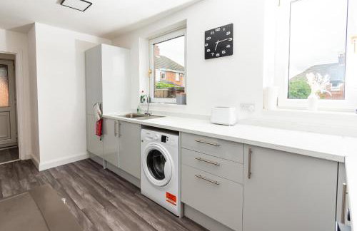 Greenbourne - 4 bedrooms Sleeps 8 free parking - Foto 12