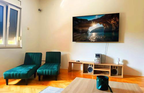 Pomalo Retreat, Your Calm Escape Near the City, Sunlit Terrace, Space & Comfort and Parking - Foto 3