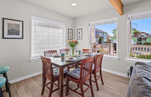 Sunkissed 3BR beach getaway - dog-friendly fenced yard, firepit, glimpse ocean views, near beach access, sleeps 8 - Foto 14