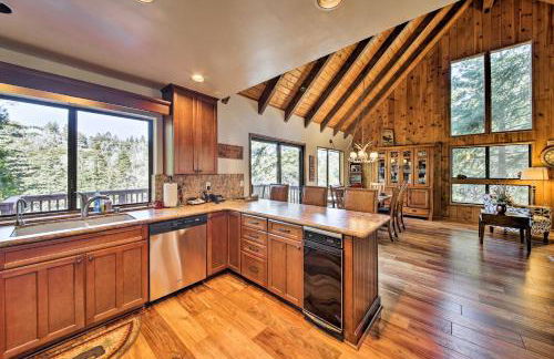 Spacious Lake Arrowhead Home with 2 Decks and Views - Foto 8