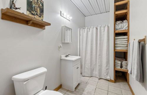 Quiet Riverfront Cabin with Boat Slip Family Friendly Stay in Decatur Nebraska Sleeps 9 - Foto 9