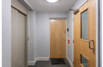 Your London Home: 1BR Flat with Modern Amenities - Foto 41
