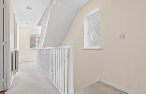 Stylish 4 Bedroom House in St Neots w Free Parking - Foto 9