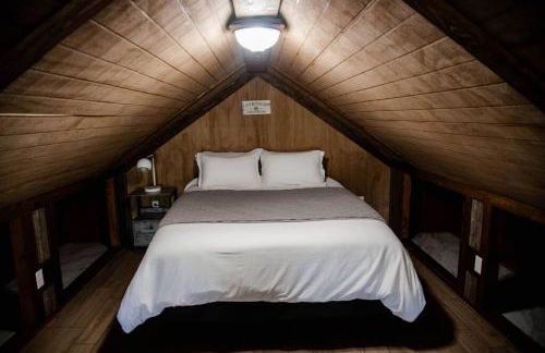 Rustic Chic Alabama Cabin w Loft Fire Pit Pet Friendly Fenced Yard Lake Guntersville - Lucky Lodge - Foto 38