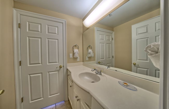 Comfortable High-Rise Condo with Beach Access - Unit 1404 by RedAwning - Foto 18