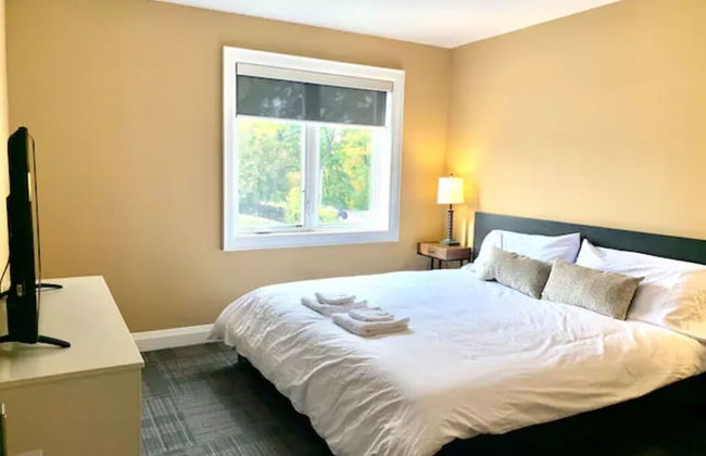 Professional Three Bedroom Condo Suite - Foto 9