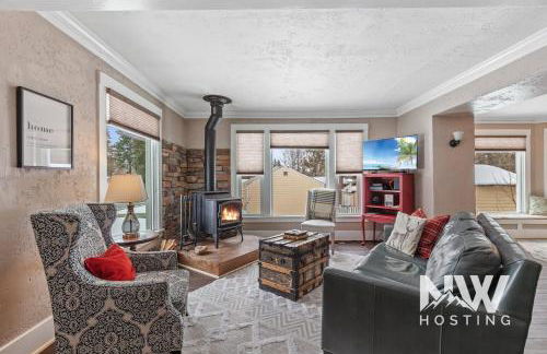 Cozy Farmhouse w Treehouse Fire Pit 1 Mile to Beach Close to Skiing Adventures 1226 - Foto 13