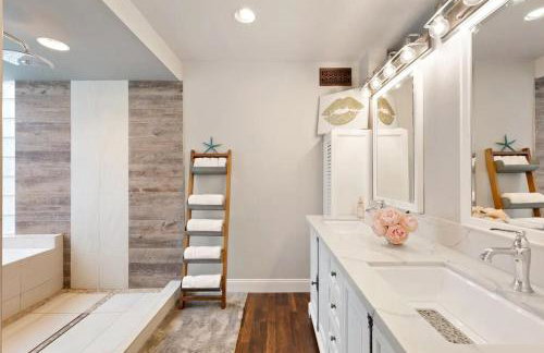 Elegant Beach Living, Just Blocks to the Sand - Foto 22