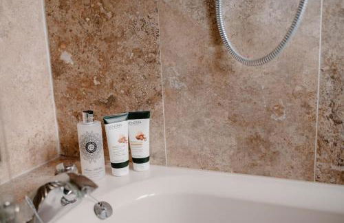 Manor Estate - Two Accommodation Wings - Sleeps 14 - Foto 76